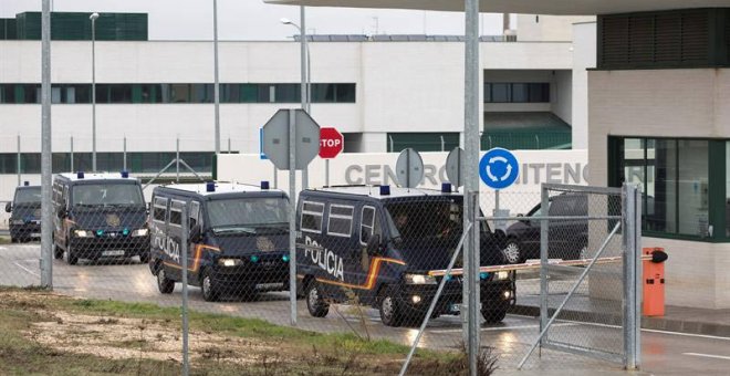 Protesta ante la cárcel de Archidona tras la muerte de un inmigrante: "No es un suicidio, es un asesinato"