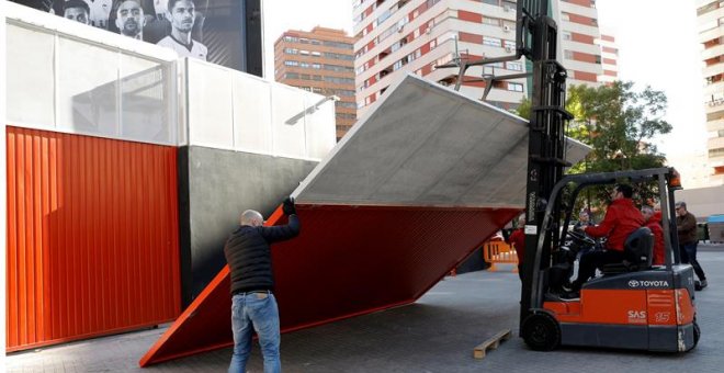 Una mujer herida tras caer un portón del estadio de Mestalla