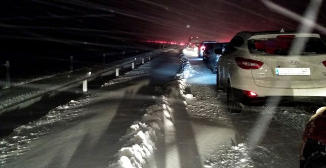 El Ejército interviene para rescatar a cientos de personas atrapadas por la nieve en la AP-6