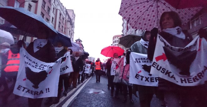 Marea humana en Bilbao contra la dispersión de presos: "Somos los daños colaterales de los que apenas se habla"