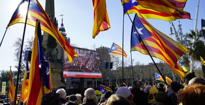 Llaços grocs al carrer per aplaudir el nou president del Parlament