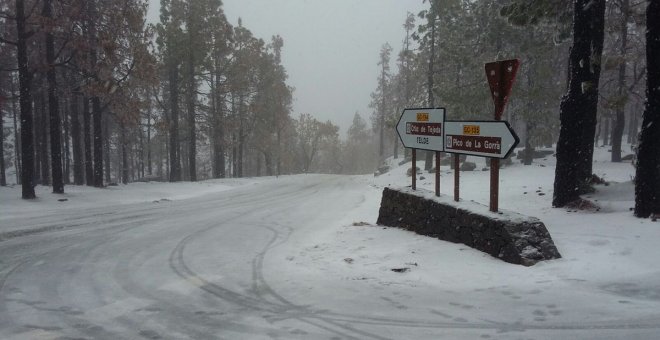 Canarias sigue en alerta y cubierta de blanco tras las intensas nevadas de los últimos días