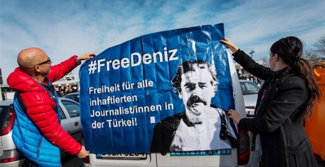 El periodista alemán Deniz Yücel, puesto en libertad en Turquía