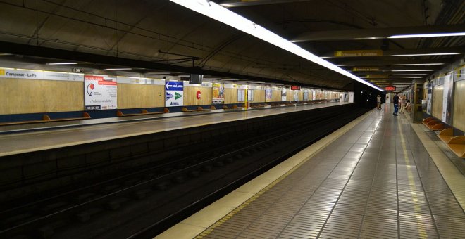 Dos operarios del metro de València se niegan a ayudar a un niño en silla de ruedas a bajar las escaleras