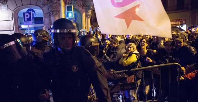 Els Mossos d'Esquadra tallen carrers per mantenir a distància les protestes contra el rei