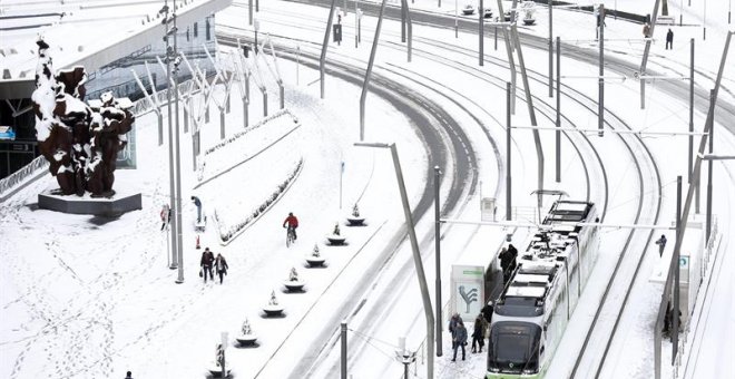 'La bestia del Este' deja su primera víctima en España: fallece un hombre al sufrir una caída con la nieve en Galdakao