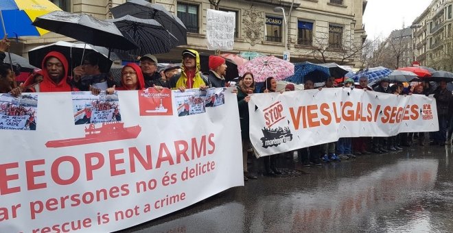 Rescatar persones no és delicte, recorden manifestants solidaris amb Proactiva Open Arms