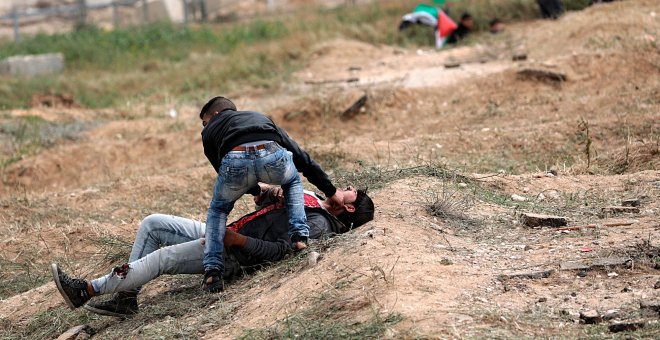 Un vídeo muestra cómo un palestino muere por un tiro en la espalda de los soldados israelíes durante los disturbios de Gaza