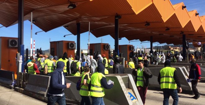 Una protesta de independentistas levanta las barreras de varios peajes en Catalunya