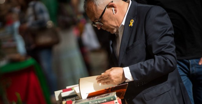 Libros y rosas amarillas: Catalunya celebra un Sant Jordi muy reivindicativo