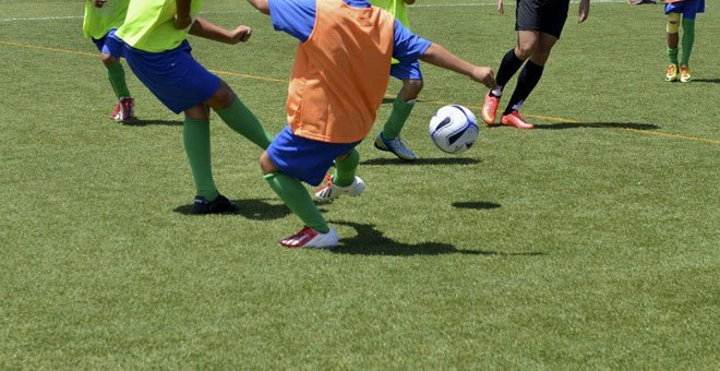 El entrenador de fútbol acusado de abusar de 25 menores en Málaga podría quedar en libertad por la baja médica del juez