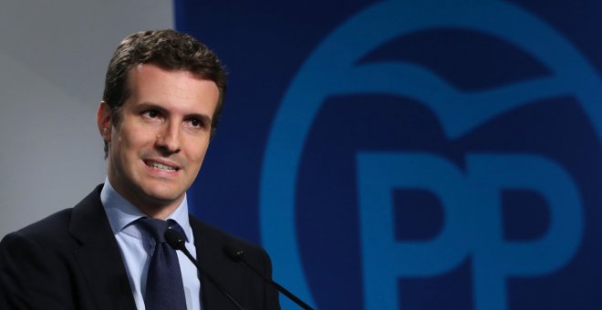 Casado niega trato de favor y amenaza con querellarse por las informaciones sobre su máster