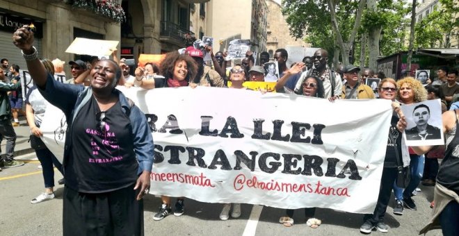 "El racisme ens tanca, el racisme ens mata", criden milers de manifestants