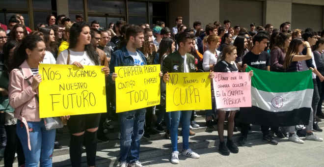 Los alumnos se reúnen con el rector de la Universidad de Extremadura para buscar una alternativa a la repetición de la EBAU