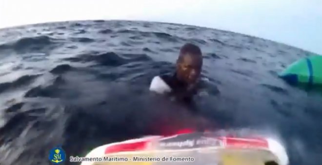 Salvamento Marítimo busca en el mar de Alborán a 43 migrantes tras un naufragio