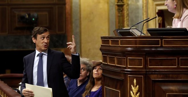 Casado fulmina a Rafael Hernando y nombra a Dolors Montserrat portavoz en el Congreso