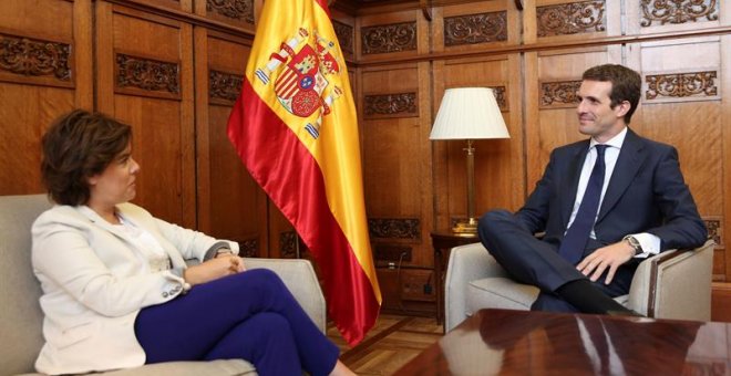 Sáenz de Santamaría claudica ante Casado y abandona la política