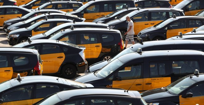 Una lenta marcha de cientos de taxistas en huelga provoca retenciones en Barcelona