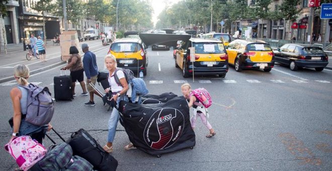 Foment es reuneix amb els representants de les VTC mentre els taxistes mantenen la vaga