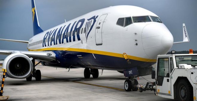 Fomento se reunirá con Ryanair tras anunciar que cobrará por el equipaje de mano