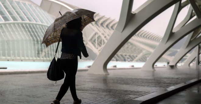 Las lluvias dejan parques cerrados y varias personas atrapadas en sus coches en el Levante