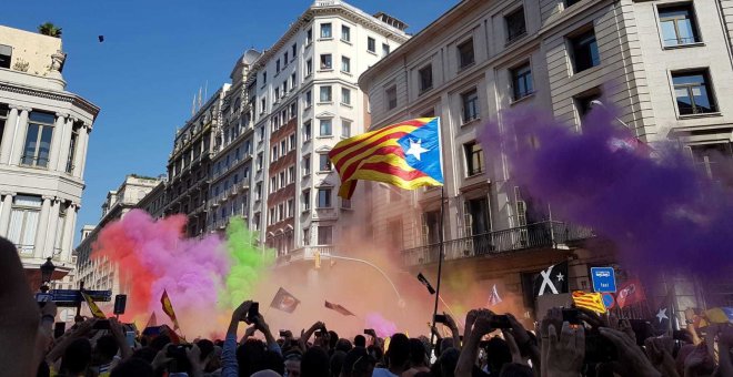 Més de 6.000 persones es concentren a la plaça Sant Jaume per evitar l'entrada de la manifestació dels policies