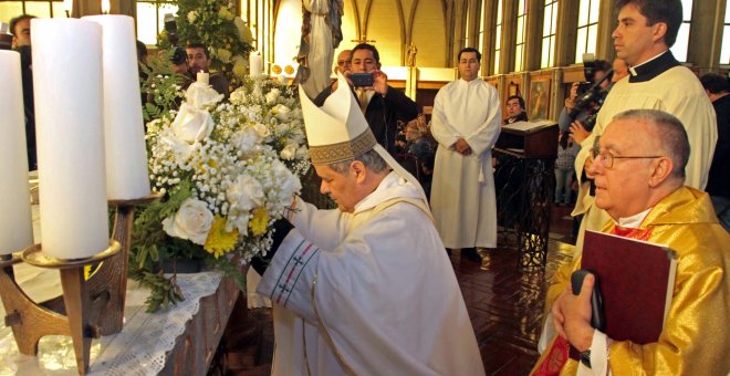 La Iglesia chilena publica una guía que prohíbe a los curas "acostarse con los niños" o "besarlos en la boca"