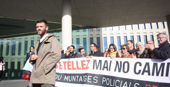 La jutge multa amb 4.380 euros el regidor de Badalona José Téllez per recuperar uns cartells de l'1-O requisats per la policia