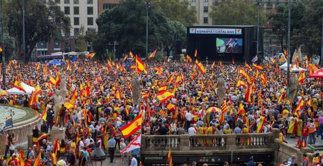 Somriures i llàgrimes a la manifestació del 12-O a Barcelona