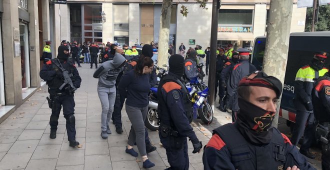 Desenes de detencions en una gran operació policial contra els "narcopisos"