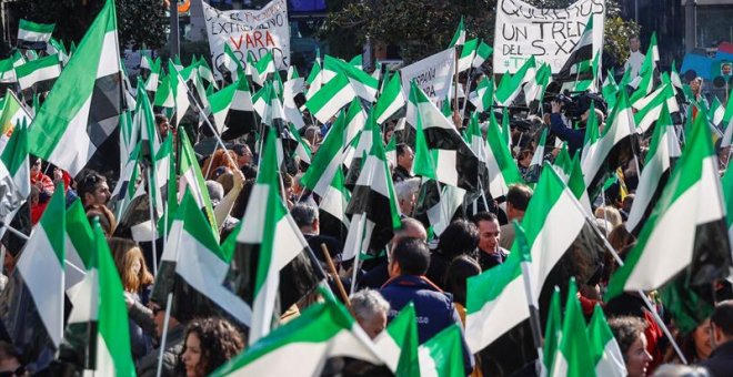 Miles de personas 'se mojan' en Cáceres para reivindicar un tren digno para Extremadura