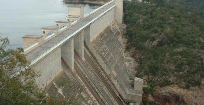 Hallan el cadáver de un hombre con signos de violencia en un pantano de Girona