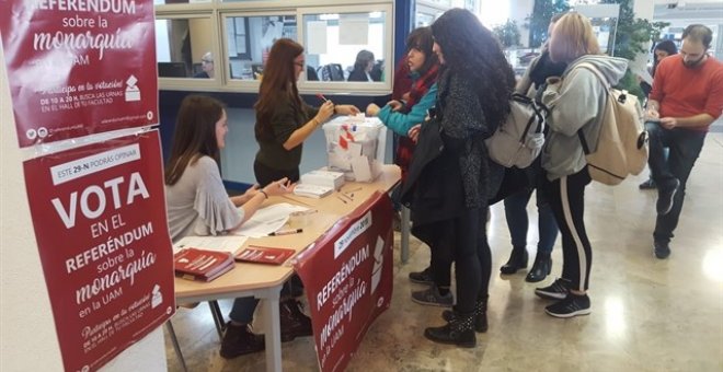 Estudiantes de la Autónoma de Madrid celebran un referéndum sobre la monarquía: "Exigimos decidir nuestro futuro"