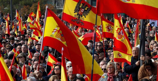 Dos mil personas afines a Vox acuden a la manifestación "contra la impunidad de los golpistas" en la Plaza de Colón