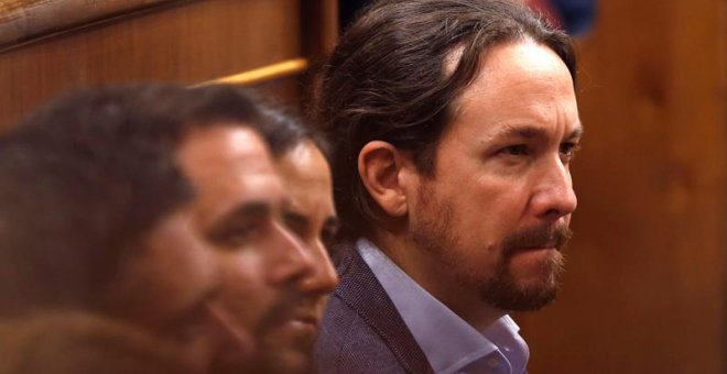 Unidos Podemos, sin aplausos ni saludo al rey y con pin republicano