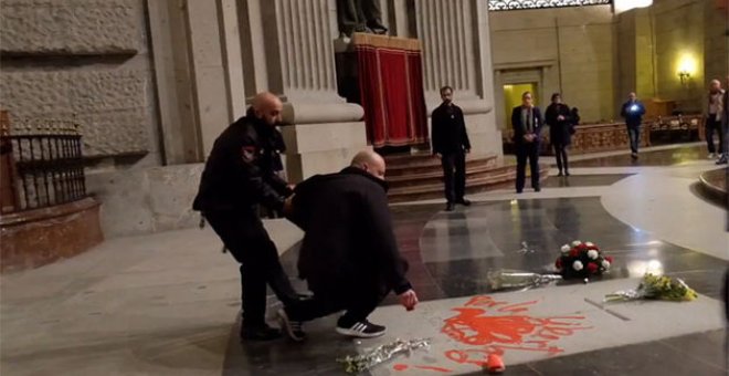 El artista que pintó la tumba de Franco: "Dejé claro que era una performance por la reconciliación nacional"