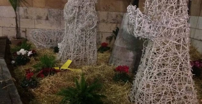 Cambian la figura del niño Jesús del belén de Castellón por un lazo amarillo