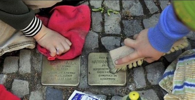 Madrid instalará las 'Stolpersteine': piedras que homenajean a las víctimas de los campos de concentración nazis