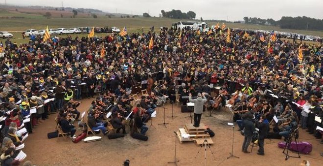 500 cantaires es concentren a la presó de Lledoners per interpretar "El Messies"