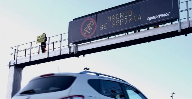 Greenpeace despliega pancartas en la A-1 para denunciar la contaminación en Madrid