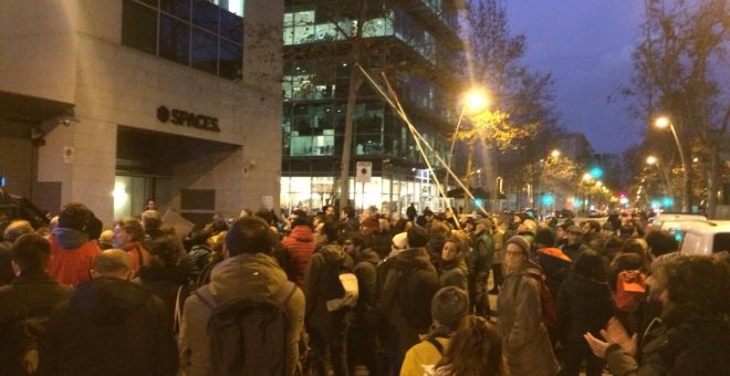 Col·lectius en defensa del dret a l'habitatge pressionen el Partit Socialista perquè reguli el preu dels lloguers