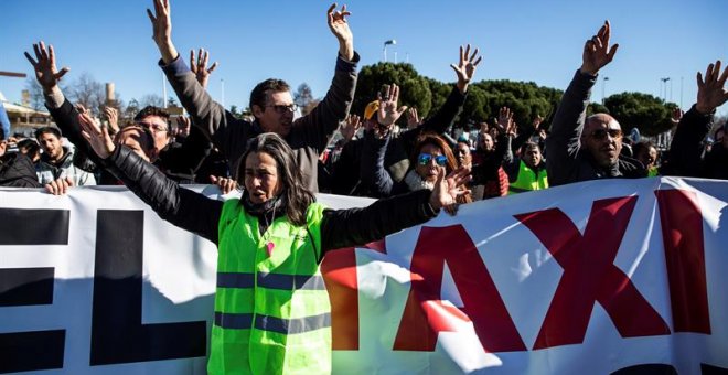 Los taxistas bloquean varios carriles de la Castellana en su séptimo día de huelga