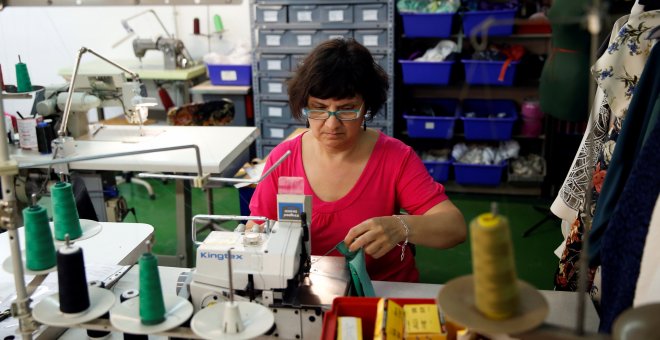 Las mujeres destinan dos horas más al día que los hombres al hogar y a la familia