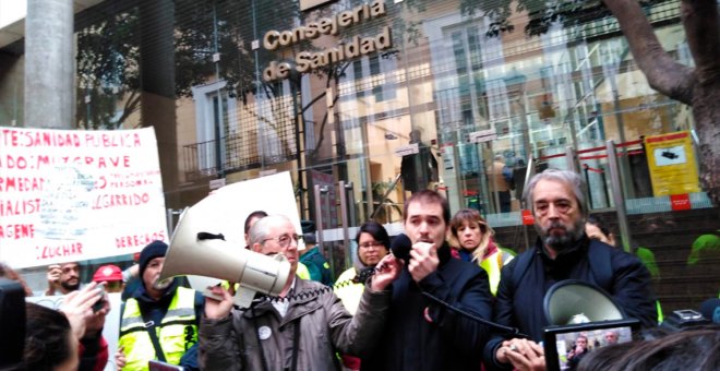 Trabajadores de urgencias y emergencias sanitarias de Madrid entregan 50.000 firmas contra con los colapsos y la privatización