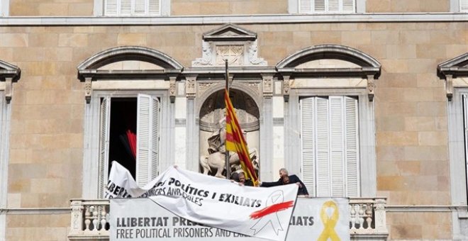 Torra canvia el llaç groc de la Generalitat per un de blanc i guixat de vermell