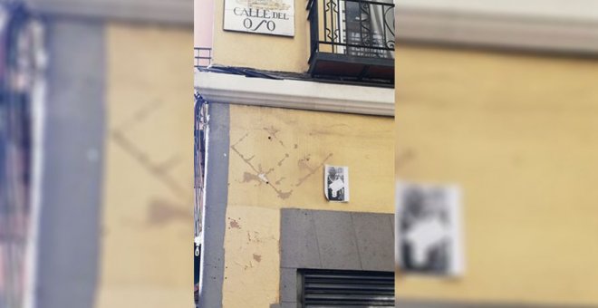 Retiran la placa en memoria a Mame Mbaye, el mantero que murió hace un año en Lavapiés