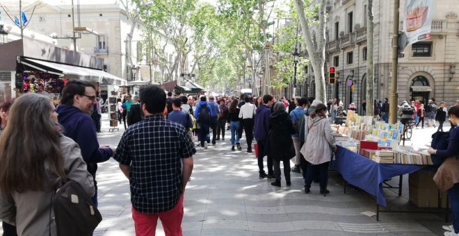 Un Sant Jordi aliè a la pluja i a la campanya electoral