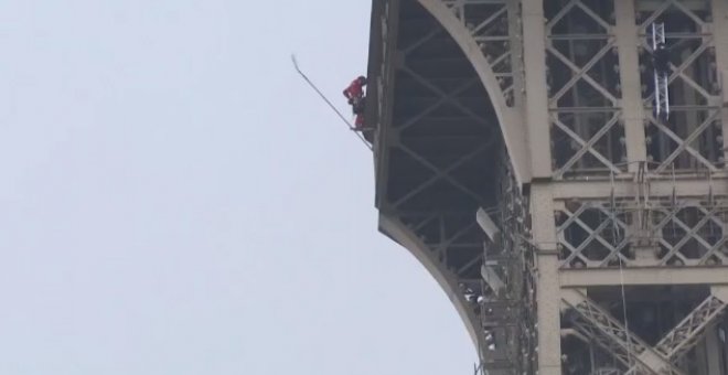 Cierran y evacúan la Torre Eiffel porque un hombre intenta escalarla