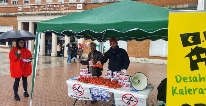 Reparten 150 kilos de tomate para denunciar los recortes del PNV en Barakaldo