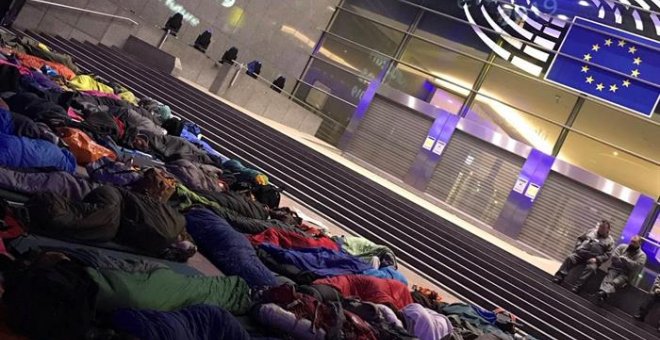 Un grupo de jóvenes ecologistas han pasado la noche frente al Congreso de los Diputados